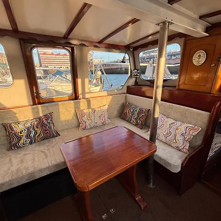 Hollaendisches Stahlboot Hotel en barco *