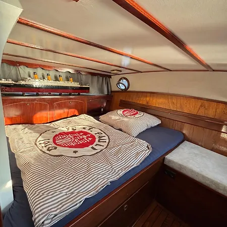 Hollaendisches Stahlboot Hotel en barco Brema