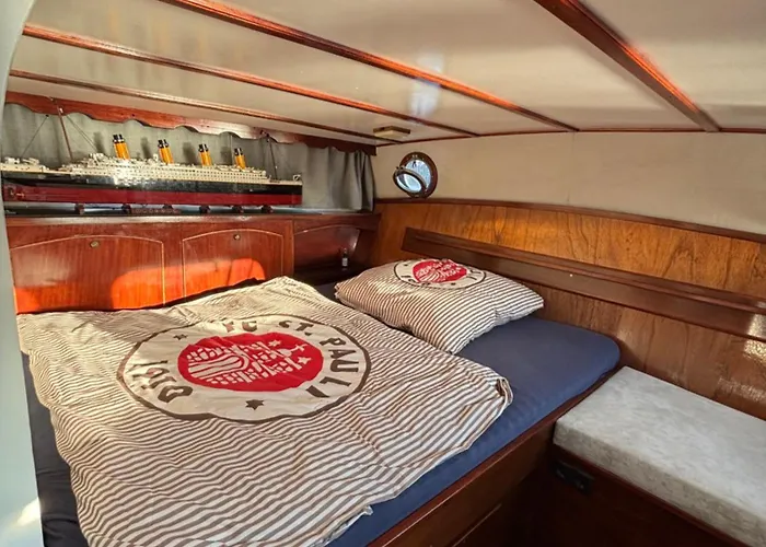 Hollaendisches Stahlboot Botel Bremen